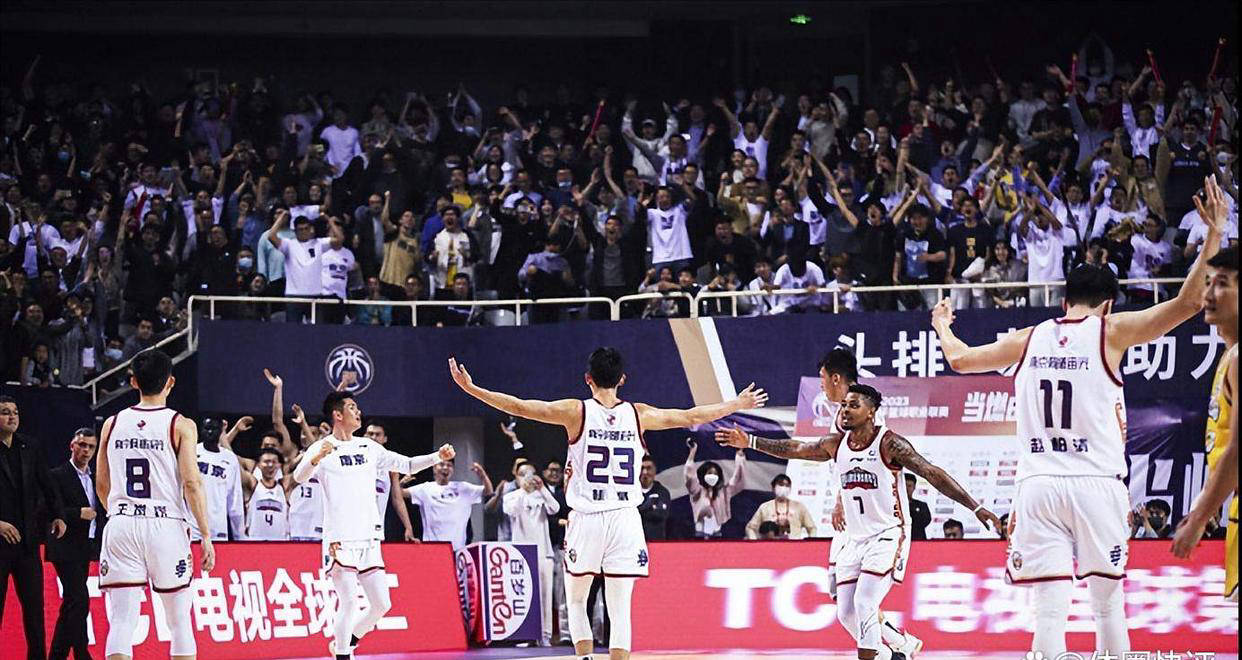 米兰体育官网-球队实力悬殊的篮球大战掀起狂潮