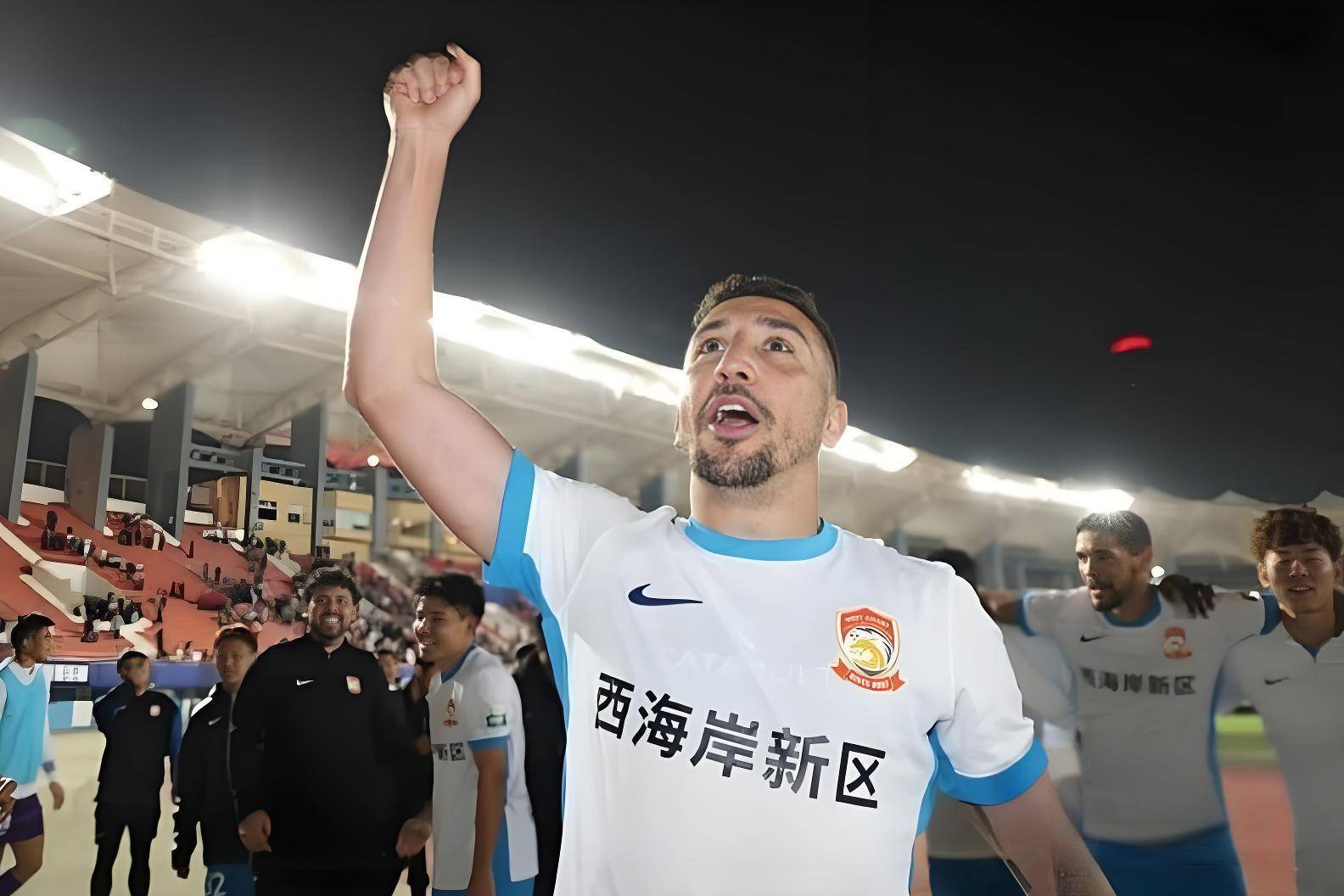 热那亚阵中新援表现抢眼，积极适应球队战术