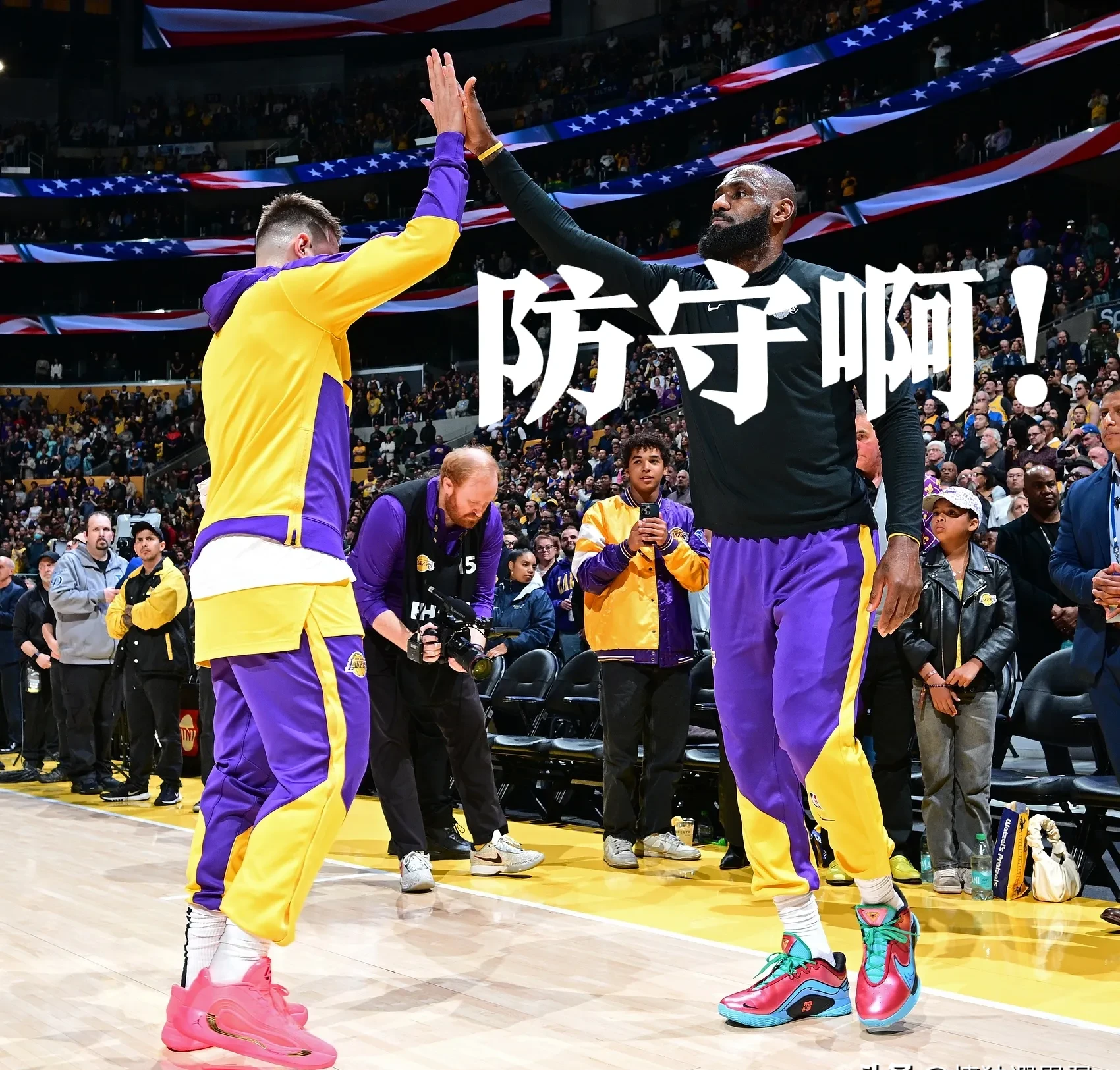 雷霆以较小优势险胜湖人，取得两连胜的简单介绍