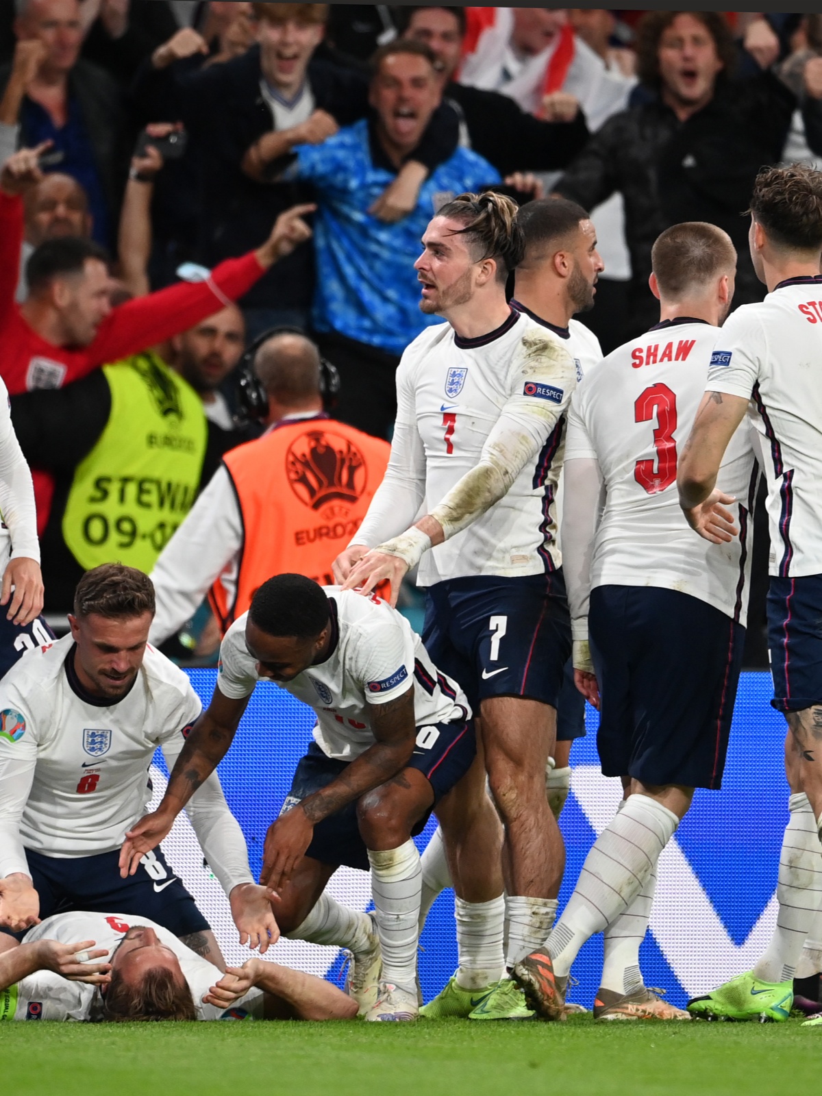 米兰体育入口-包含英格兰队鏖战波兰队，马龙刷新纪录的词条